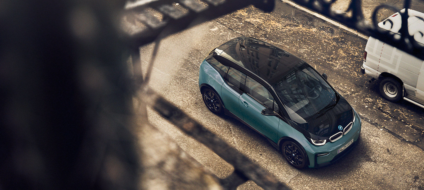 BMW i3 I01 2018 pogled s visoka BMW i3 I01 2018 Blue Ridge Mountain sa Frozen Grey metalik detaljima u pogledu s visoka sa karbonskim krovom