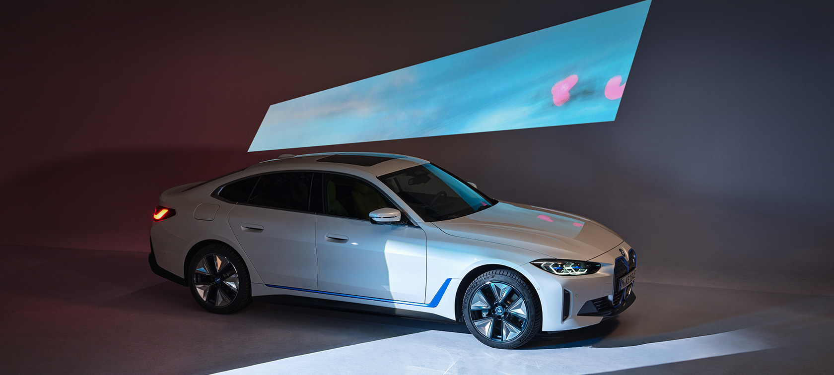 BMW i4 2021 G26 fotografija 1 BMW i4 2021 G26 potpuno električni Gran Coupé električni automobil fotografija 1 sa pozornice