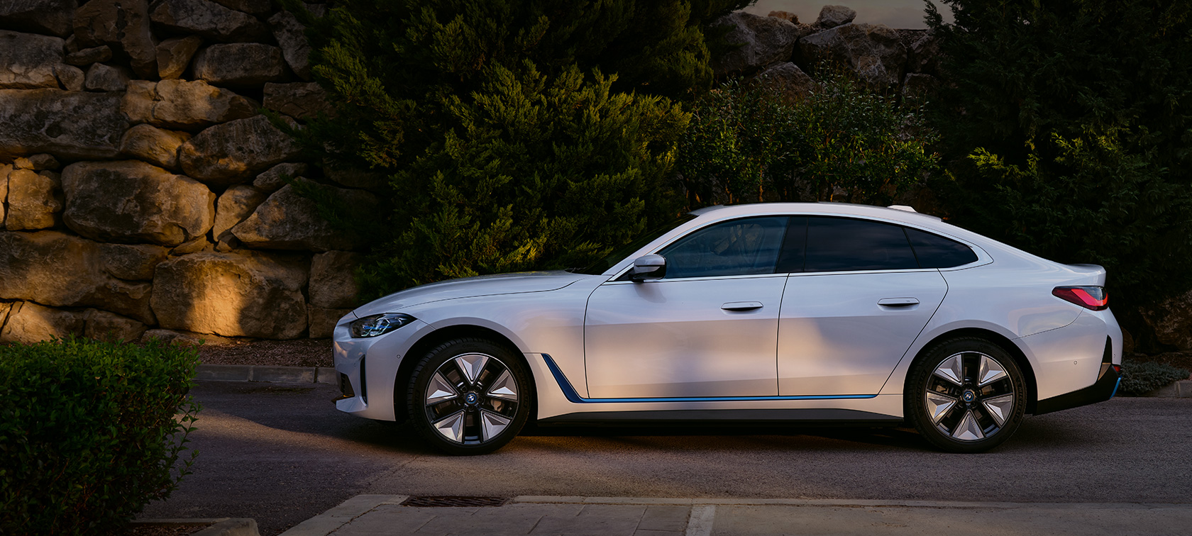 BMW i4 eDrive40 G26 2021 Mineral White pogled s boka u mirovanju