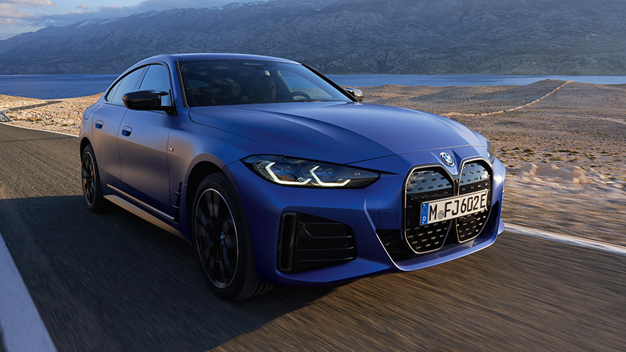 Tročetvrtinski pogled sprijeda BMW i4 M50 G26 2021 BMW i4 M50 G26 2021 M Portimao Blue metalik tročetvrtinski pogled sprijeda u vožnji cestom