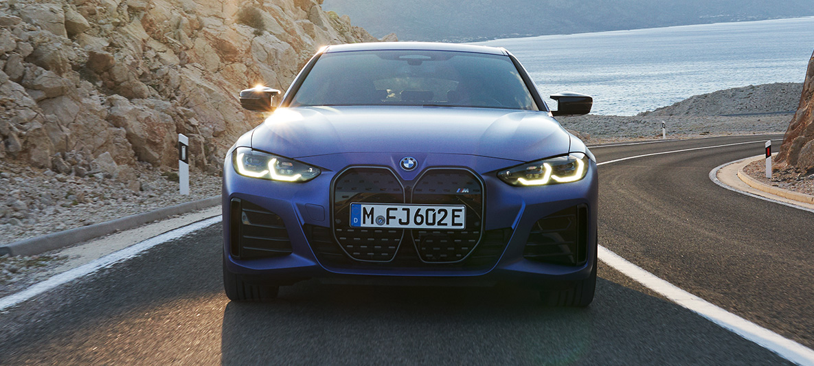 Pogled sprijeda BMW i4 M50 G26 2021 u vožnji BMW i4 M50 G26 2021 M Portimao Blue metalik pogled sprijeda u vožnji cestom