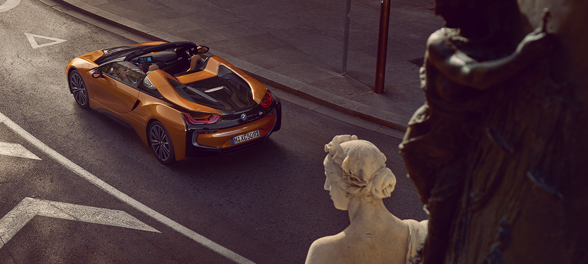 BMW i8 roadster odozgo. BMW i8 roadster odozgo.