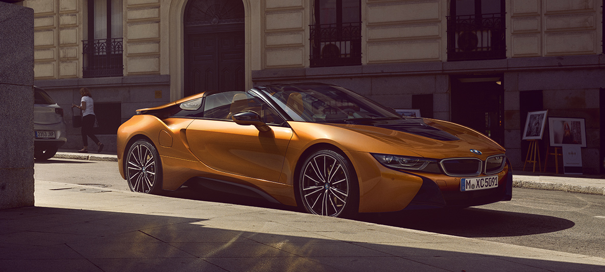 BMW i8 roadster u gradu. BMW i8 roadster u gradu.