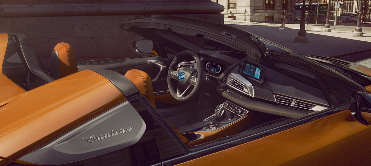 BMW i8 roadster, unutrašnjost, u gradu. BMW i8 roadster, unutrašnjost, u gradu.