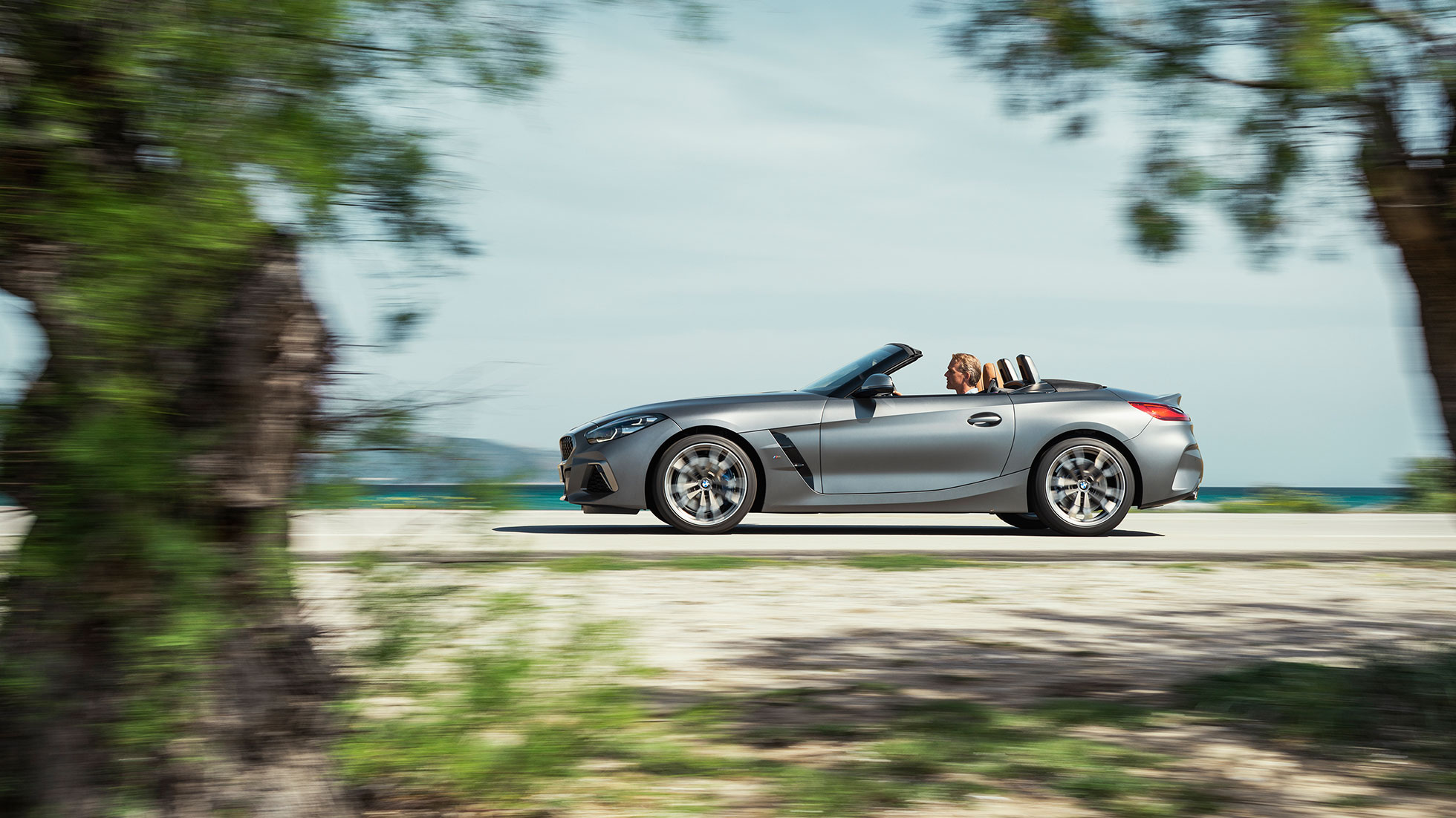 Vanjština BMW-a Z4 M40i G29 Bočni prikaz BMW-a Z4 Roadster M40i G29 2019 Cabrio BMW Individual Frozen Grey metalik boje