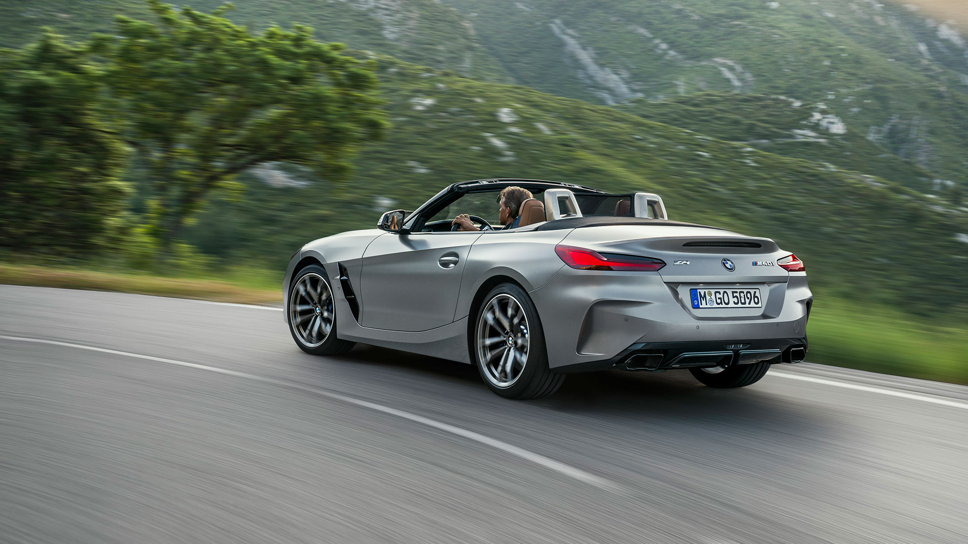 Vozna dinamika BMW-a Z4 M40i G29 Tročetvrtinski prikaz stražnjeg kraja BMW-a Z4 Roadster M40i G29 2019 BMW Individual Frozen grey metalik boje u vožnji