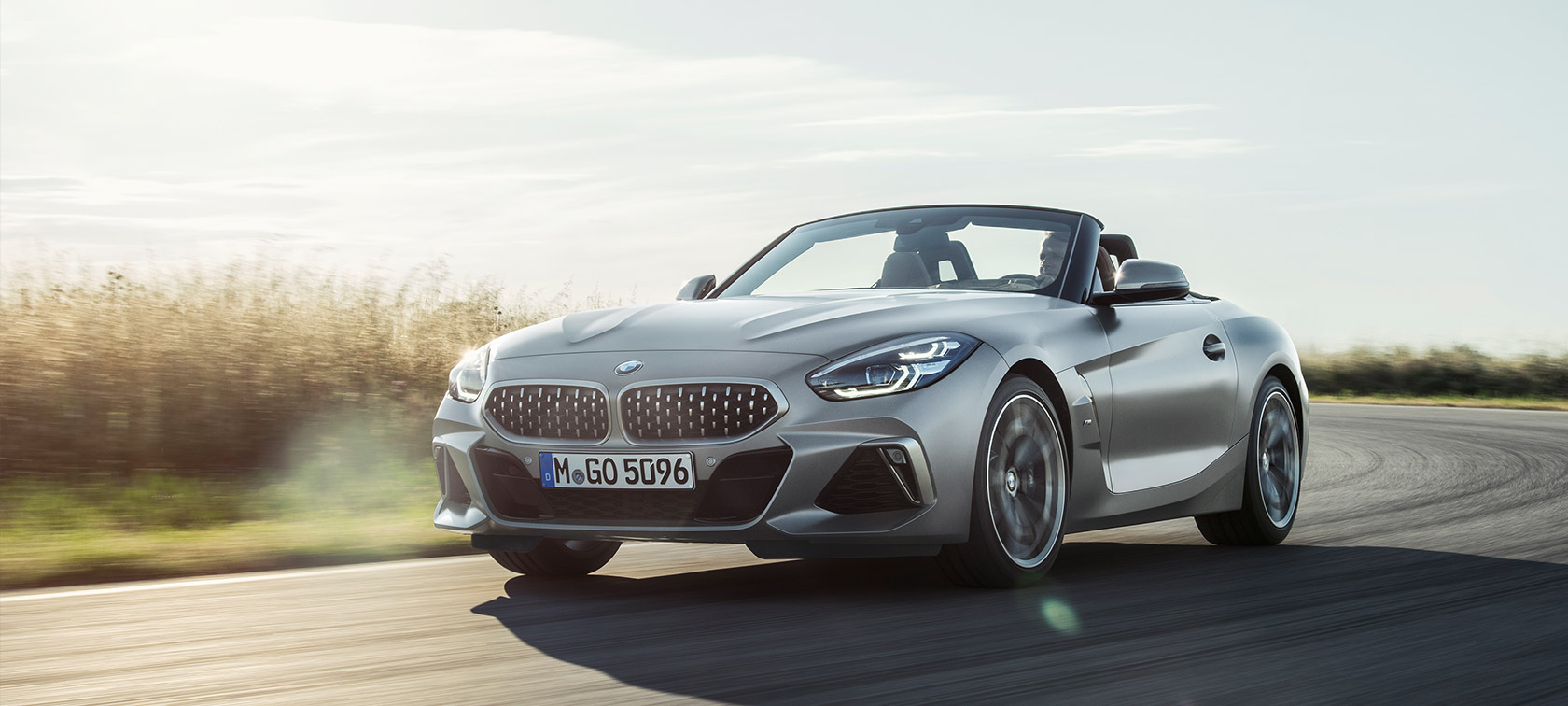 Tročetvrtinski prikaz prednjeg kraja BMW-a Z4 M40i G29 Tročetvrtinski prikaz prednjeg kraja BMW-a Z4 M40i Roadster G29 2019 Cabrio BMW Individual Frozen Grey metalik boje u vožnji