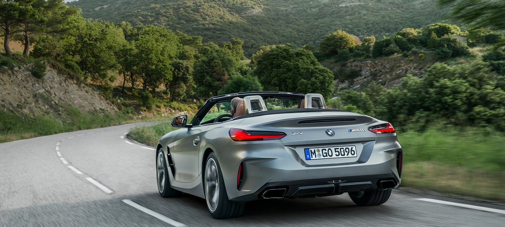 Tročetvrtinski prikaz stražnjeg kraja BMW-a Z4 M40i G29 Tročetvrtinski prikaz stražnjeg kraja BMW-a Z4 M40i G29 2019 Cabrio BMW Individual Frozen grey metalik boje