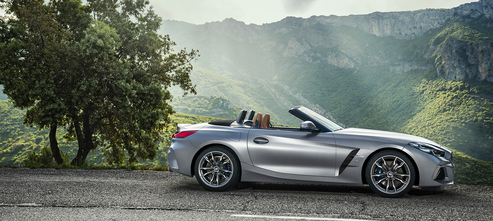 Parkirani BMW Z4 M40i G29 Cabrio Bočni prikaz parkiranog BMW-a Z4 M40i G29 2019 Cabrio BMW Individual Frozen Grey metalik boje