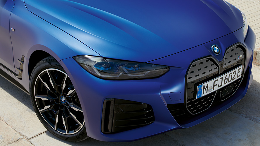 BMW i4 M50 G26 2021 BMW Individual Frozen Portimao Blue metalik tročetvrtinski pogled sprijeda u pogledu s visine