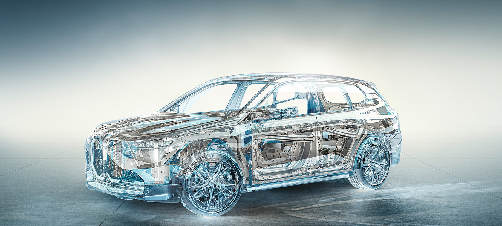 BMW iX M60 i20 2022 električni SUV u vožnji na cesti uz obalu BMW iX M60 i20 2022 električni SUV BMW Individual Storm Bay metalik u pogled straga u vožnji na cesti uz obalu