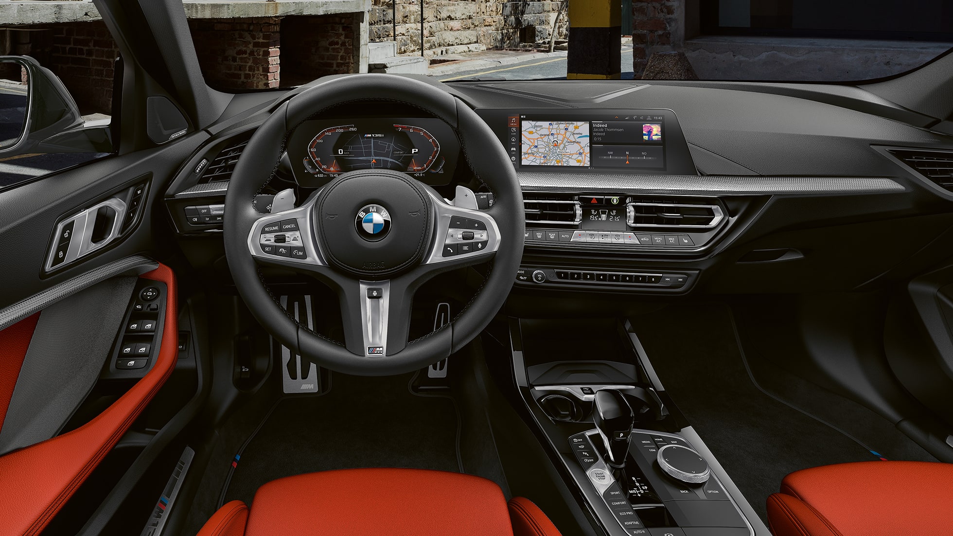 BMW M135i xDrive, unutrašnjost. BMW M135i xDrive unutrašnjost s M kožnim upravljačem i M Sport sjedalima.