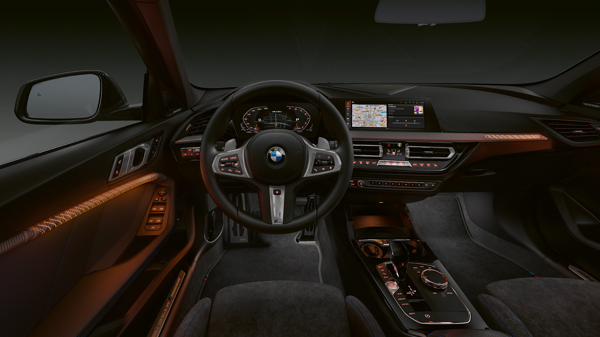 BMW M135i xDrive, kokpit. BMW M135i xDrive premium unutrašnjost s osvijetljenim ukrasnim letvicama.