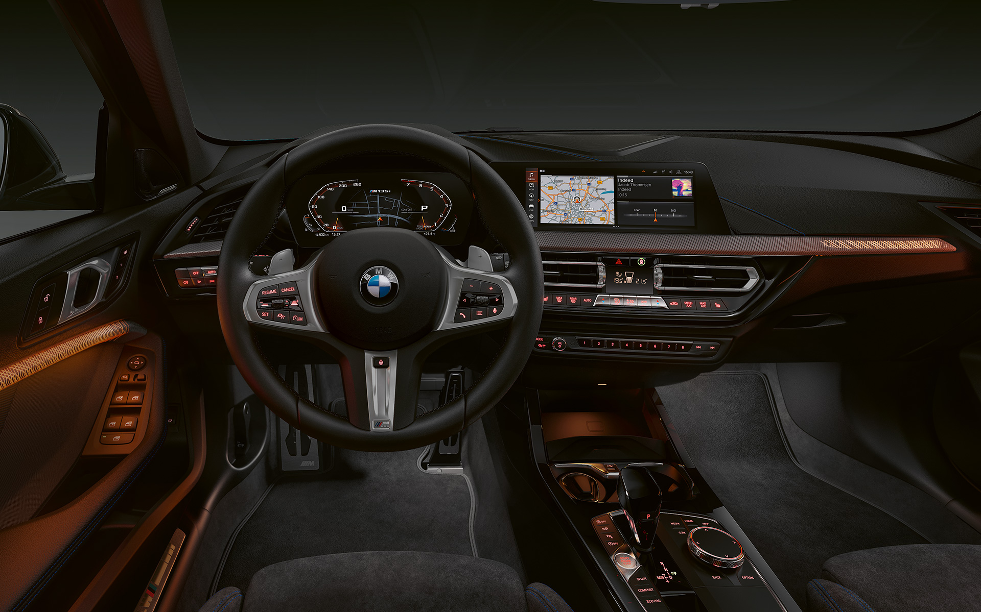 BMW M135i xDrive (F40) vrhunski ambijent sa osvijetljenim letvicama unutra&scaron;njosti