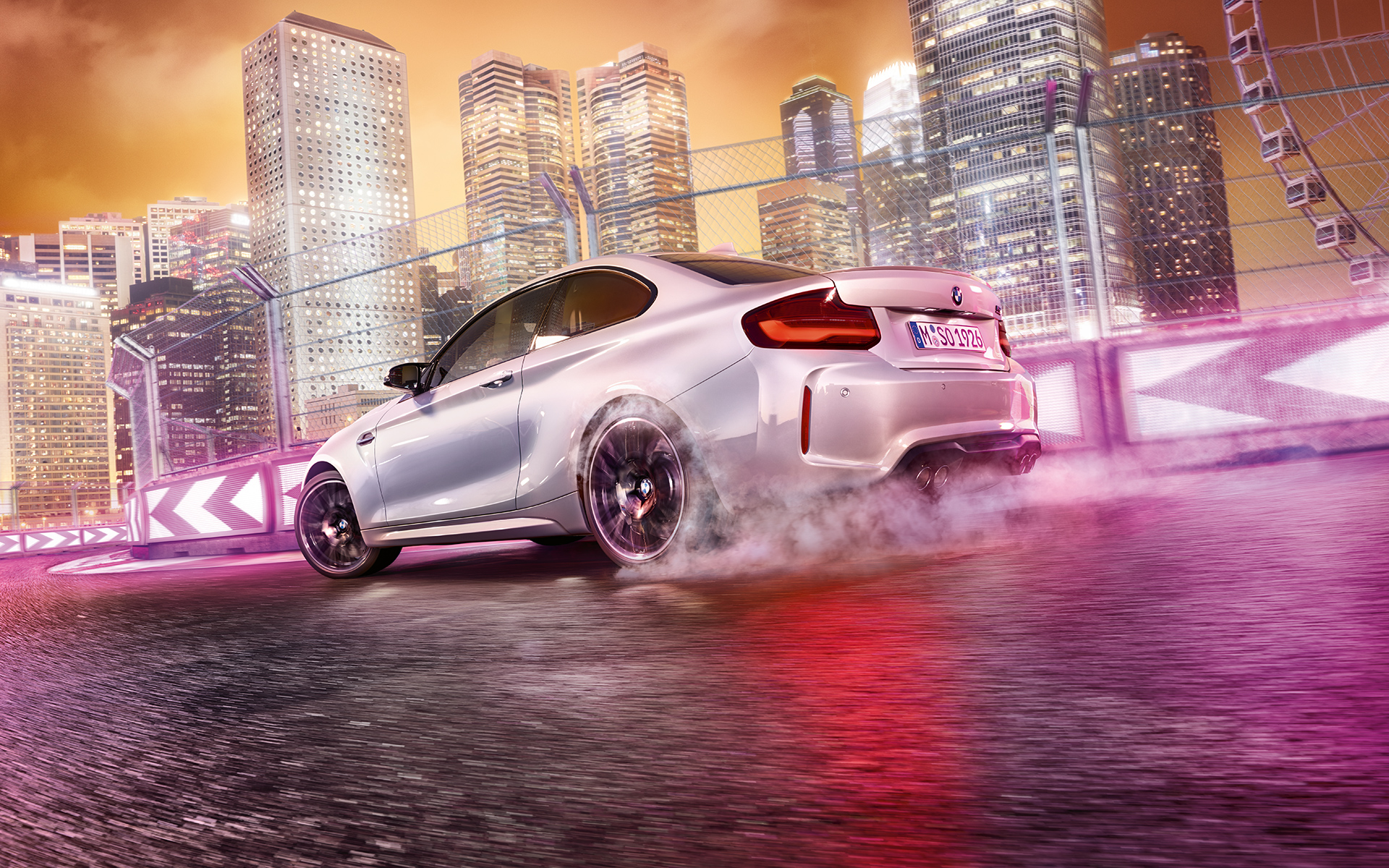 BMW M2 Competition ubrzava Bijeli model BMW M2 Competition na trkaćoj stazi ispred noćnog horizonta.
