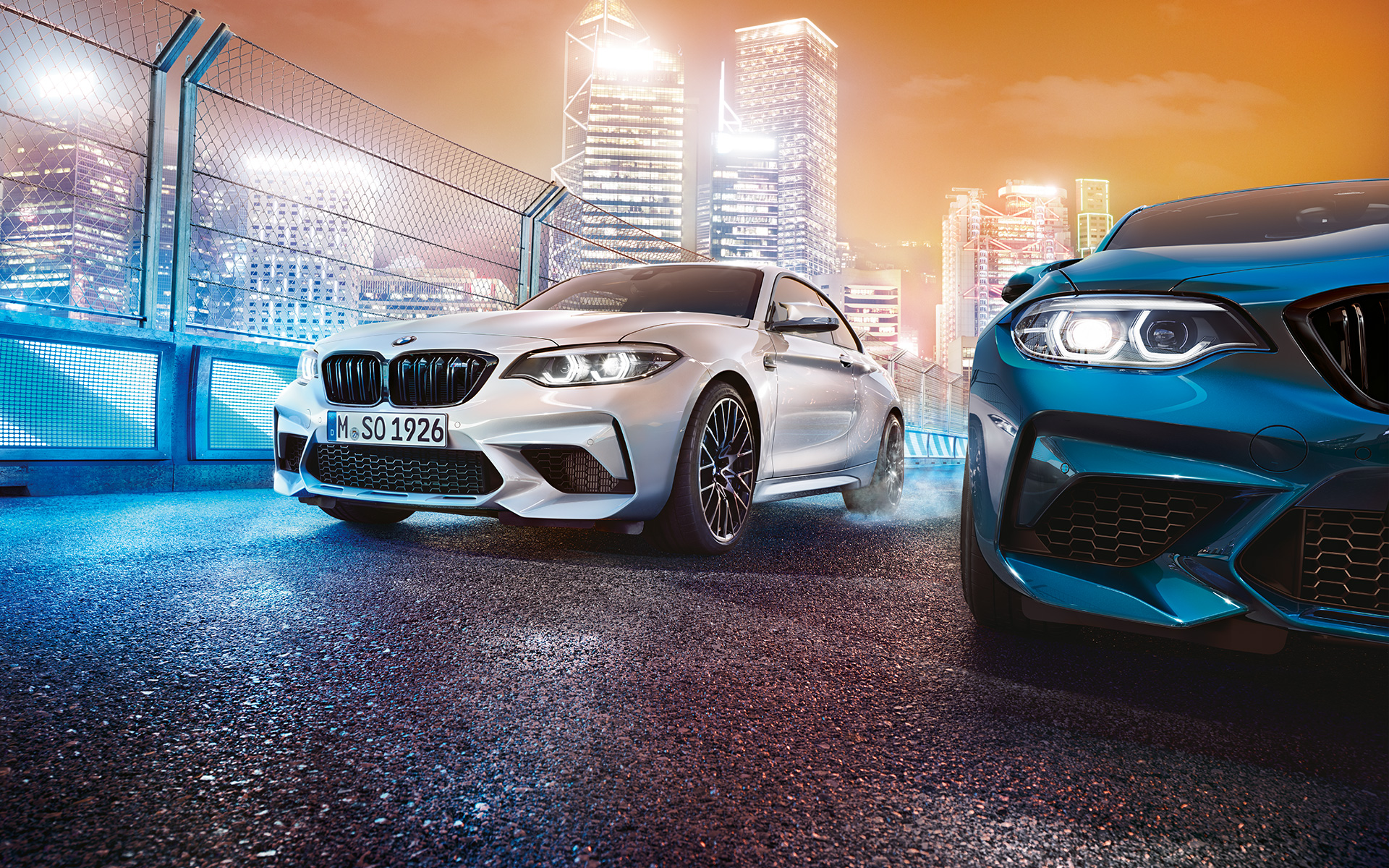 Tri modela BMW M2 Competition Tri modela BMW M2 Competition ispred osvijetljenog horizonta.