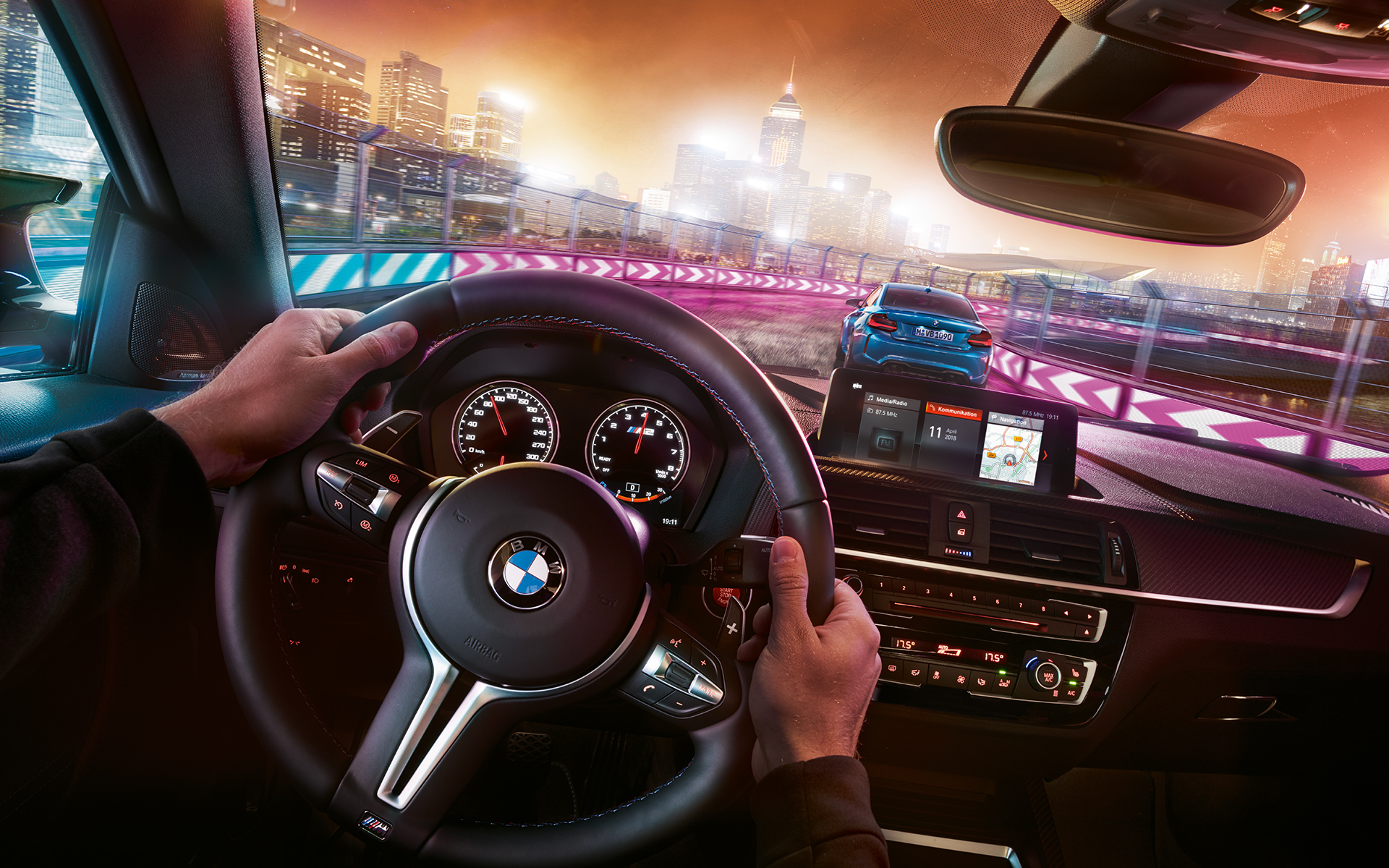 BMW M2 Competition kokpit Dva modela BMW M2 Competition, pogled iz kokpita.