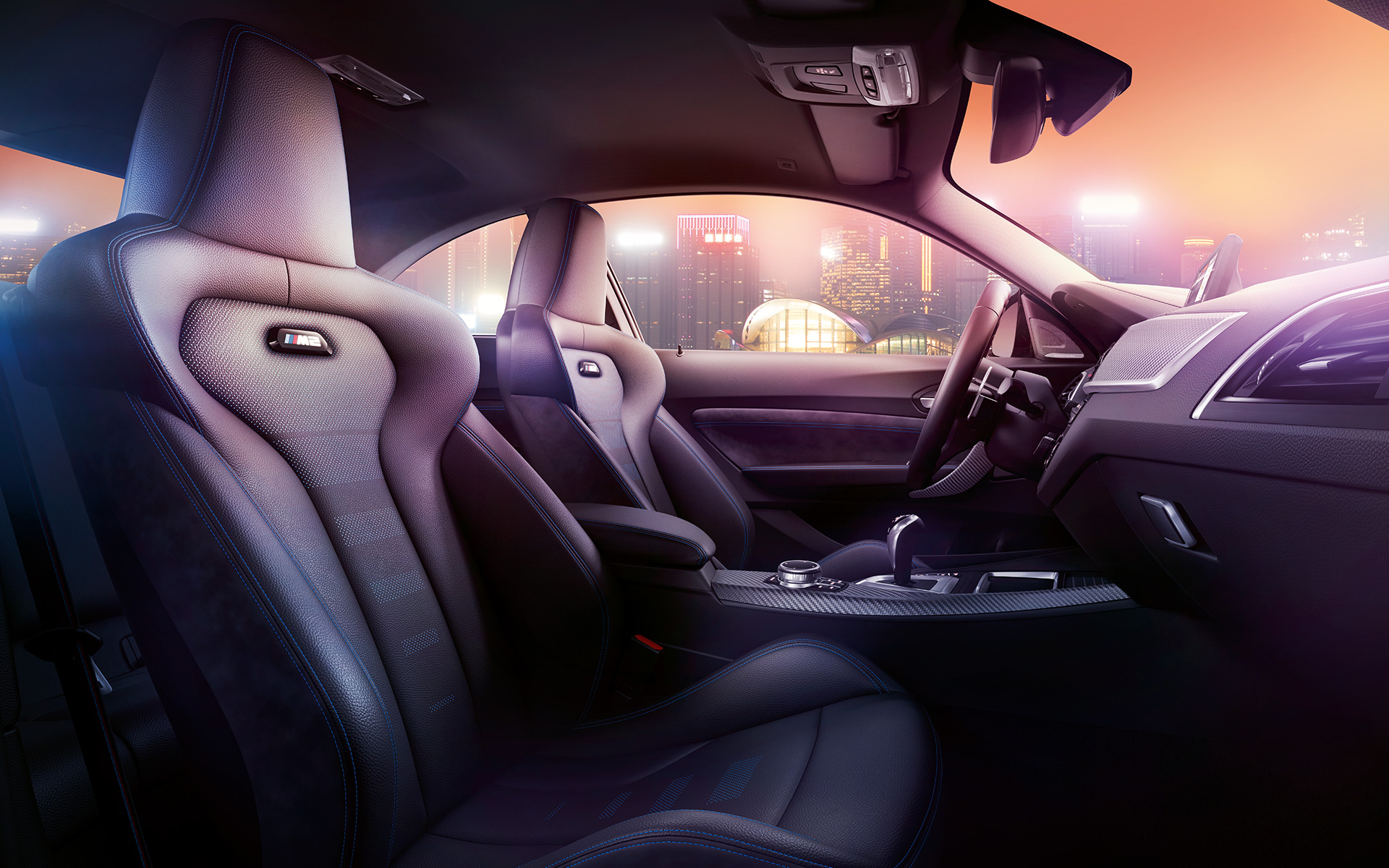 BMW M2 Competition Sport sjedala Kokpit i M Sport sjedala modela BMW M2 Competition, noćni horizont u pozadini