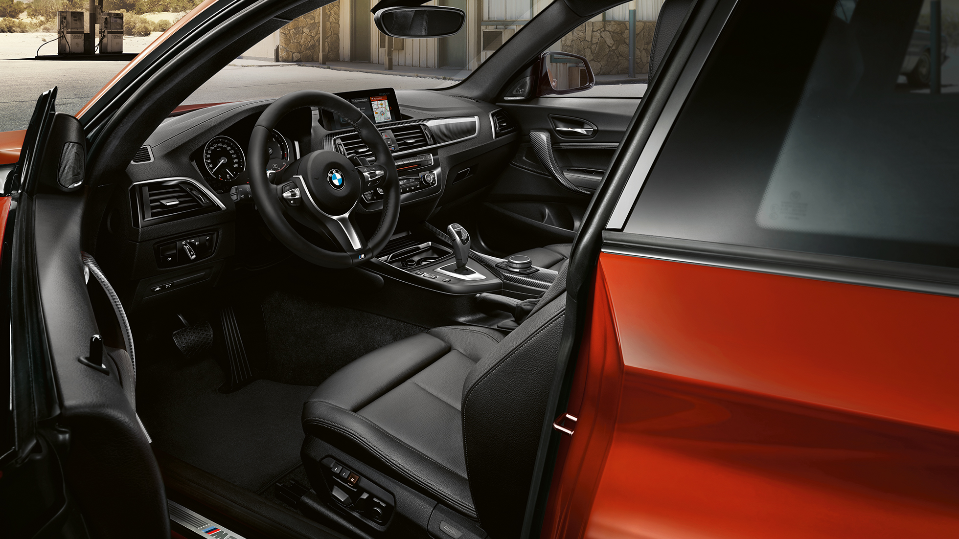 Kokpit BMW-a M240i Coupé Kokpit BMW-a M240i Coupé F22 2017 Sunset Orange metalik unutrašnjost