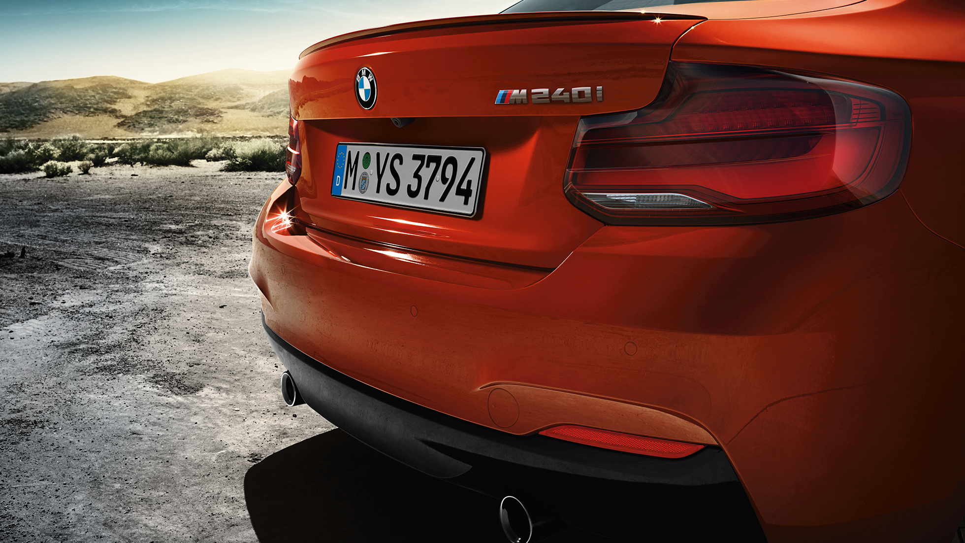 Dizajn stražnjeg kraja BMW-a M240i Coupé Dizajn stražnjeg kraja BMW-a M240i Coupé F22 2017 Sunset Orange metalik tročetvrtinski stražnji pogled