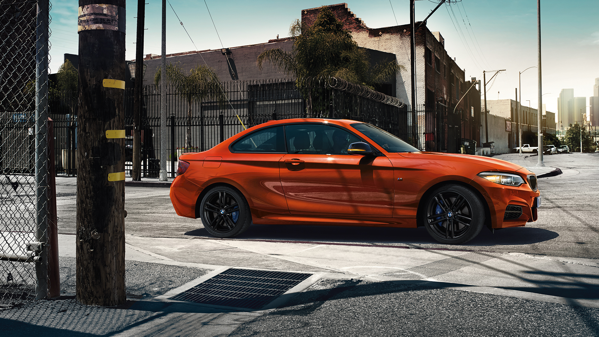 Dizajn automobila BMW-a M240i Coupé Dizajn automobila BMW-a M240i Coupé F22 2017 Sunset Orange metalik bočni pogled