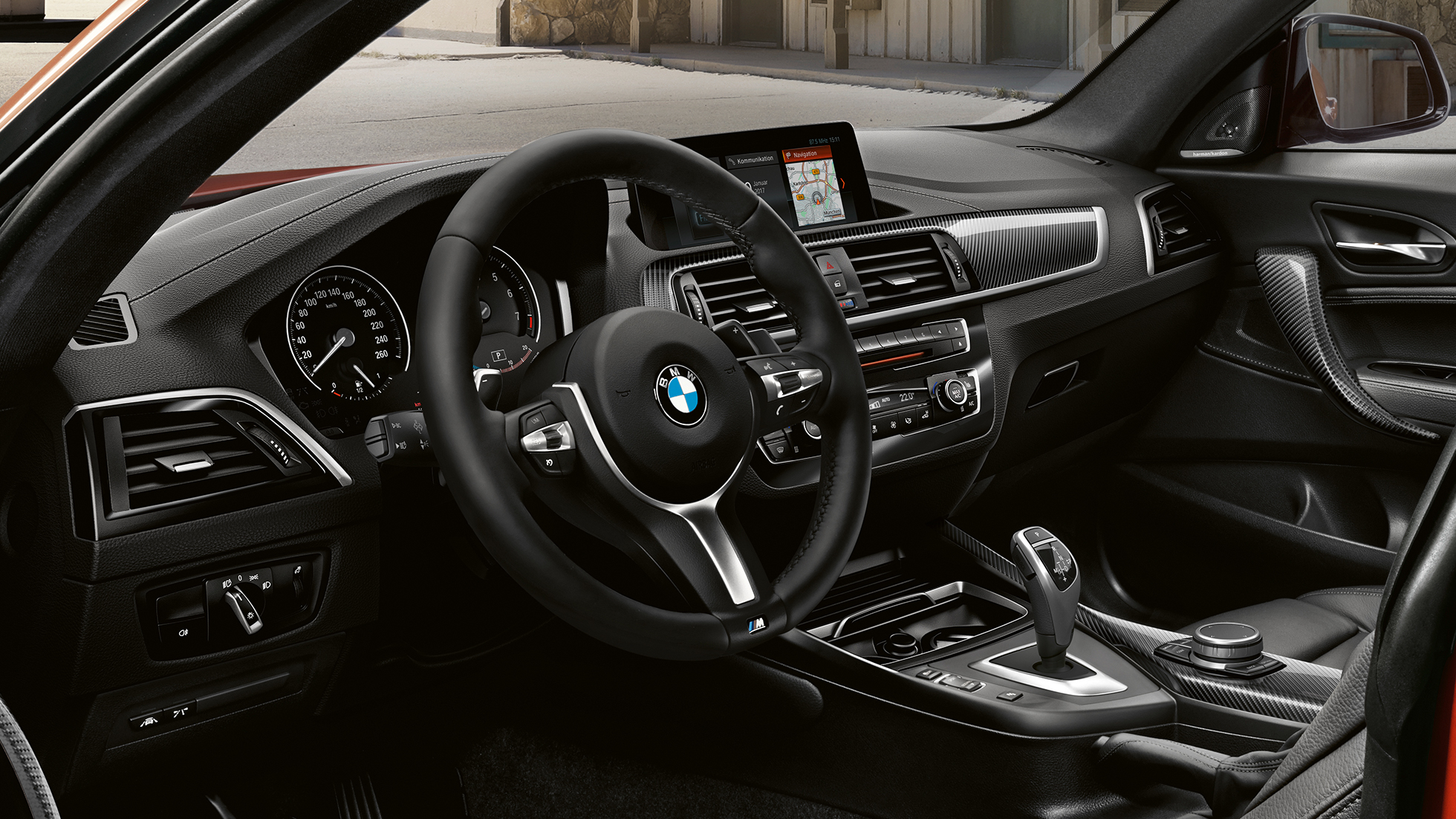 Kokpit BMW-a M240i Coupé Kokpit BMW-a M240i Coupé F22 2017 Sunset Orange metalik unutrašnjost