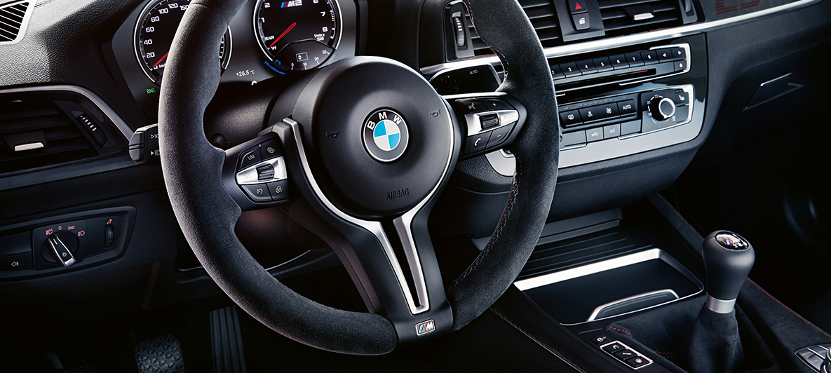 Kokpit BMW M2 CS Kokpit BMW M2 CS F87 Misano Blue metalik detaljni pogled