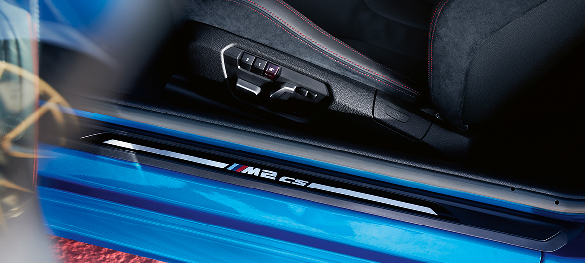 Pragovi vrata BMW M2 CS Pragovi vrata BMW M2 CS F87 Misano Blue metalik detaljni pogled