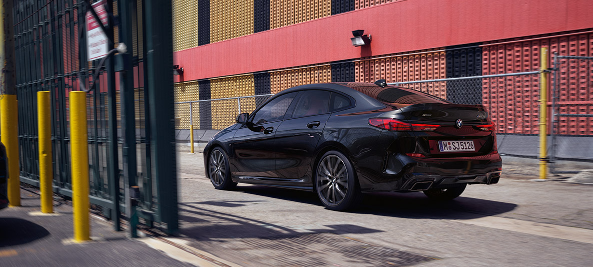 M Performance paket BMW M235i xDrive Gran Coupé M Performance paket BMW M235i xDrive Gran Coupé Black Sapphire metalik F44 tročetvrtinski bočni pogled