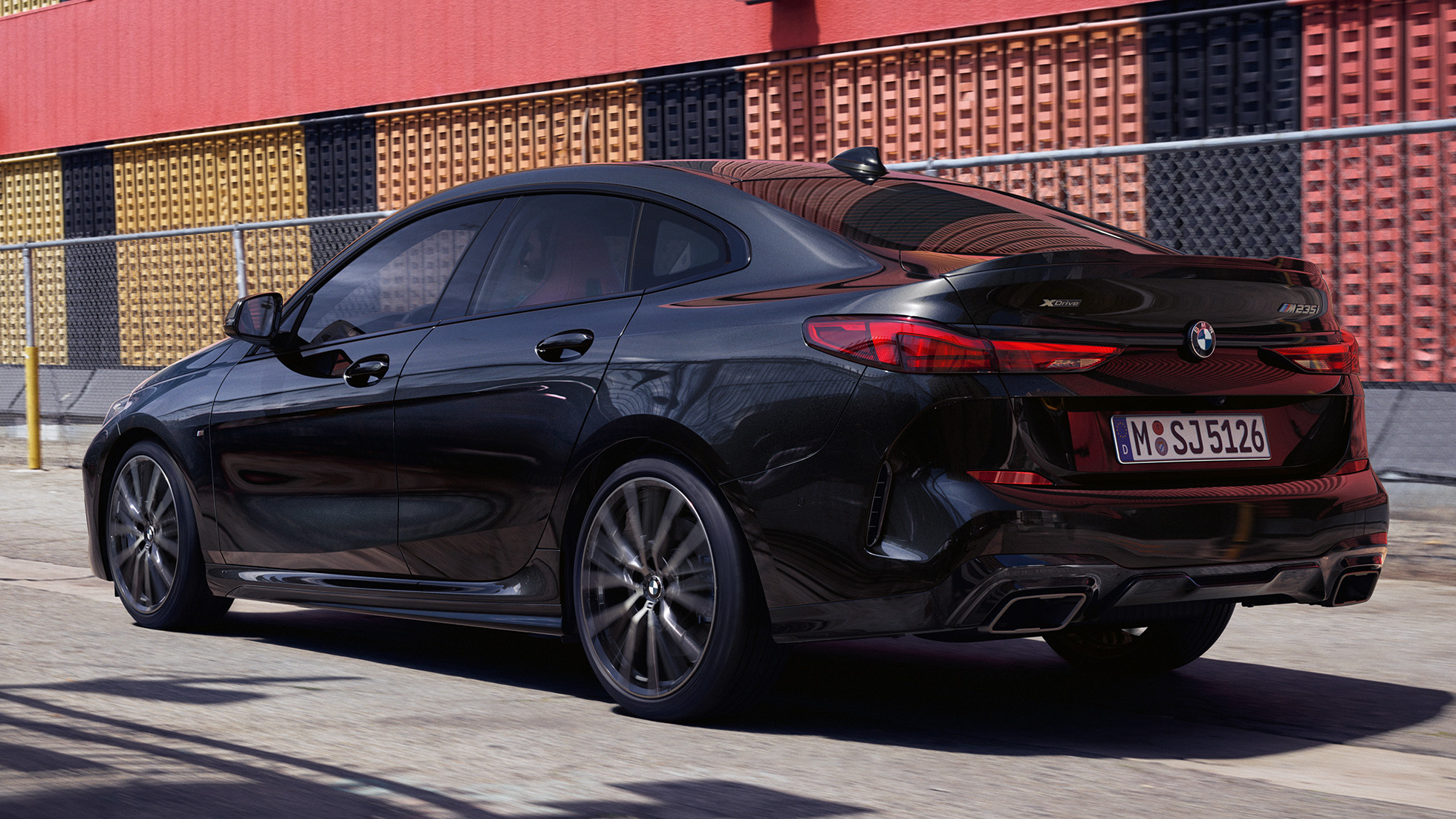 BMW M235i xDrive Gran Coupé tročetvrtinski pogled straga BMW M235i xDrive Gran Coupé 2020 Black Sapphire metalik F44 tročetvrtinski pogled straga vanjština