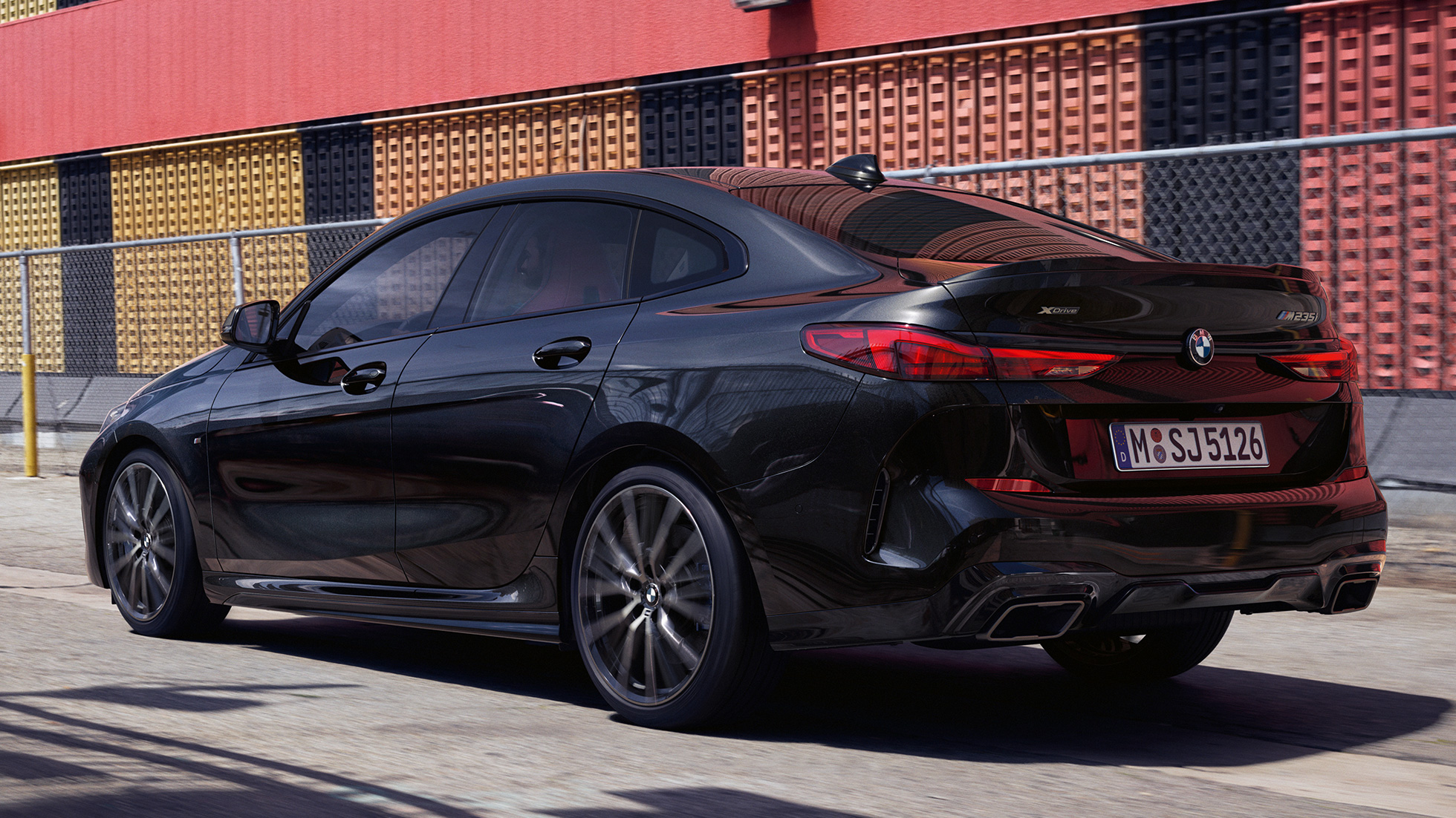 Coupé linija BMW-a M235i xDrive Gran Coupé Coupé linija BMW-a M235i xDrive Gran Coupé 2020 Black Sapphire metalik F44 tročetvrtinski bočni pogled