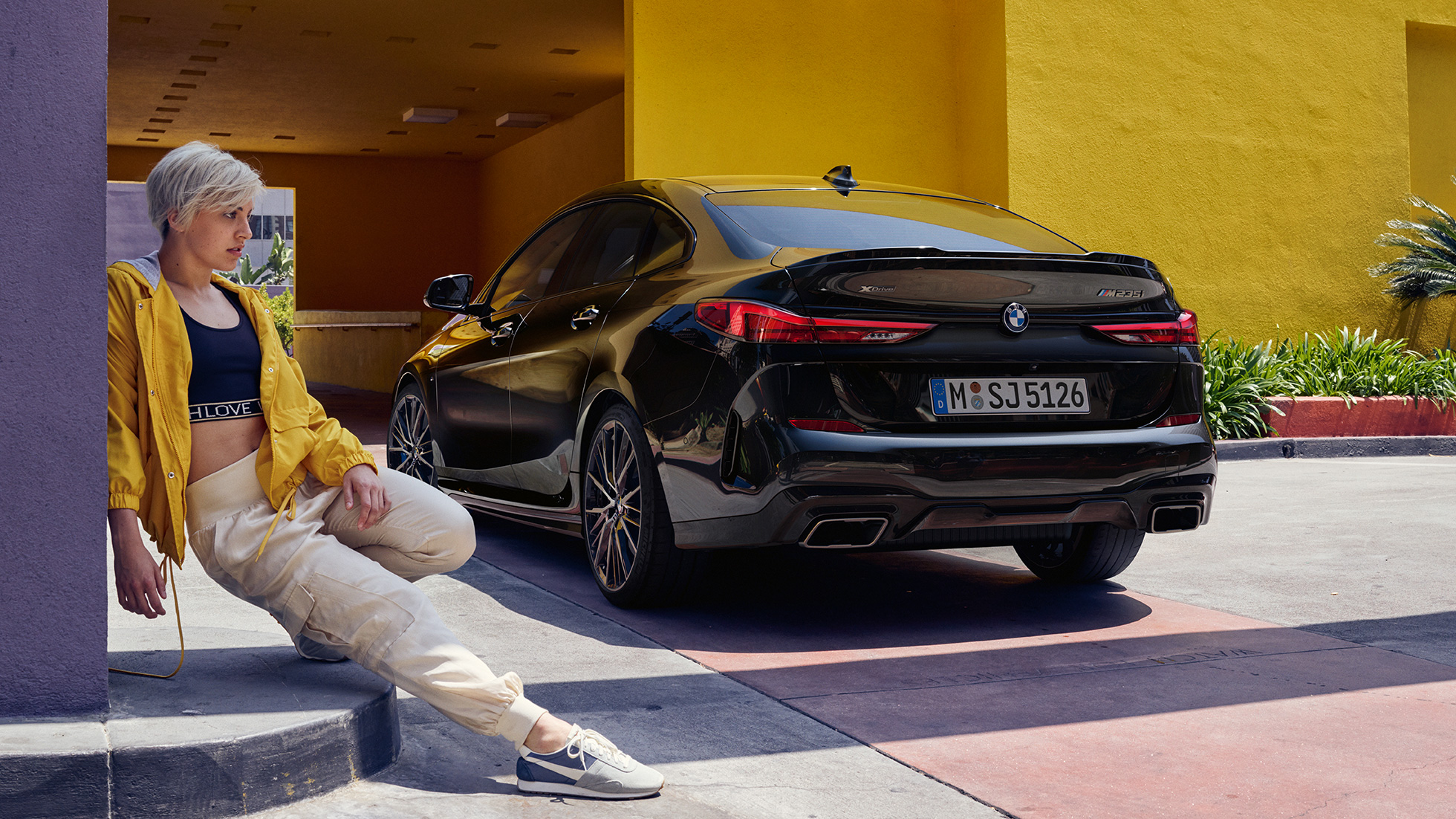Stražnji kraj BMW-a M235i xDrive Gran Coupé Atletski stražnji kraj BMW-a M235i xDrive Gran Coupé 2020 Black Sapphire metalik F44 tročetvrtinski pogled straga