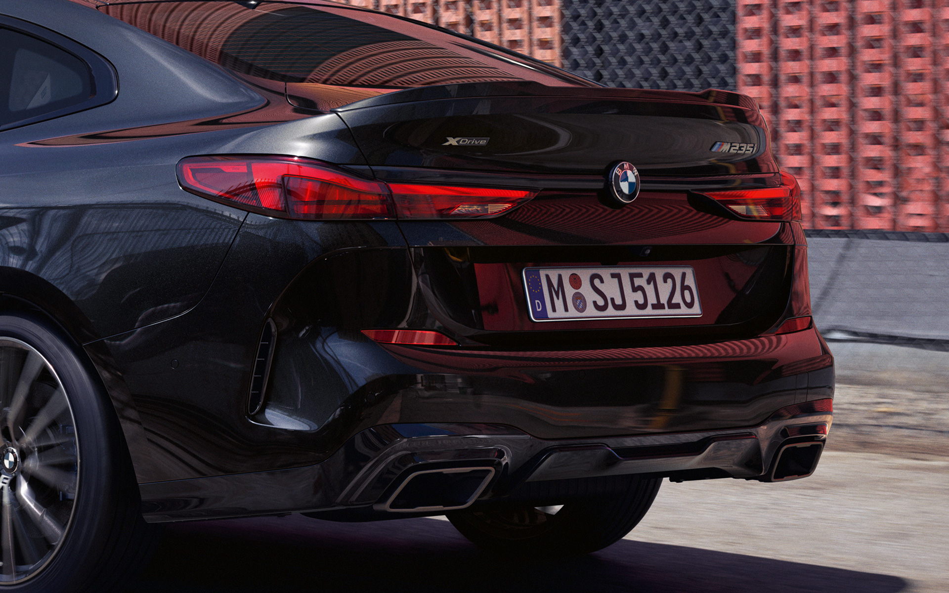 Stražnji kraj BMW M235i xDrive Gran Coupé F44 Atletski stražnji kraj BMW M235i xDrive Gran Coupé F44 2020 Black Sapphire metalik tročetvrtinski pogled straga