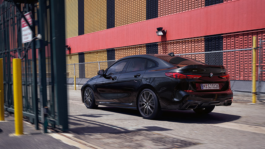 BMW M235i xDrive Gran Coupé F44 tehnički podaci BMW M235i xDrive Gran Coupé F44 Black Sapphire metalik tročetvrtinski pogled straga u vožnji