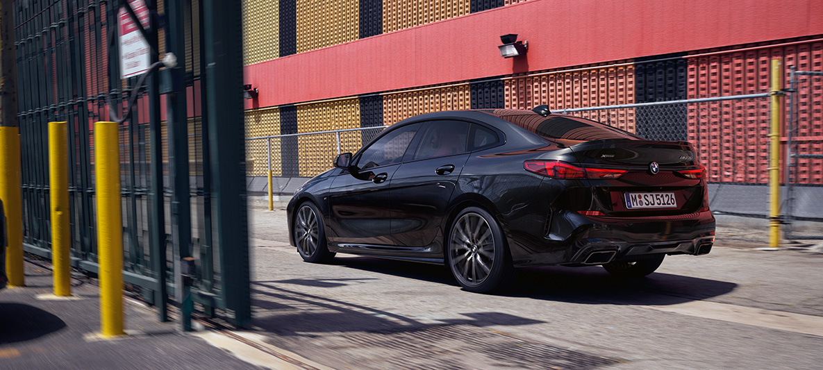 M Performance paket BMW M235i xDrive Gran Coupé F44 M Performance paket BMW M235i xDrive Gran Coupé F44 Black Sapphire metalik tročetvrtinski pogled s boka