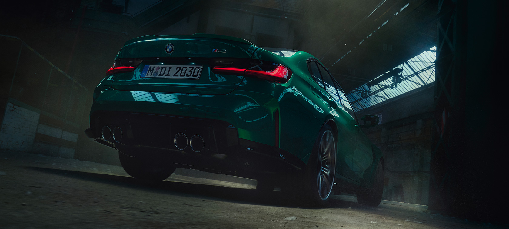 BMW M3 Limuzina G80 2020 tročetvrtinski stražnji prikaz žablja perspektiva BMW M3 Limuzina G80 2020 Isle of Man Green metalik tročetvrtinski stražnji prikaz žablja perspektiva