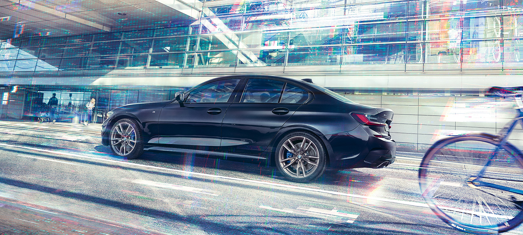 BMW M340i xDrive Limuzina G20 2020 bočni prikaz u pokretu BMW M340i xDrive Limuzina G20 2020 Sapphire Black metalik bočni prikaz u pokretu