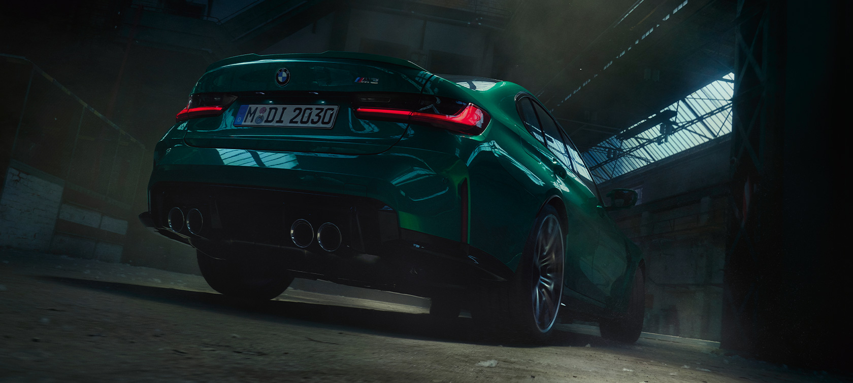 BMW M3 Limuzina G80 2020 tročetvrtinski pogled straga žablja perspektiva BMW M3 Limuzina G80 2020 Isle of Man Green metalik tročetvrtinski pogled straga žablja perspektiva