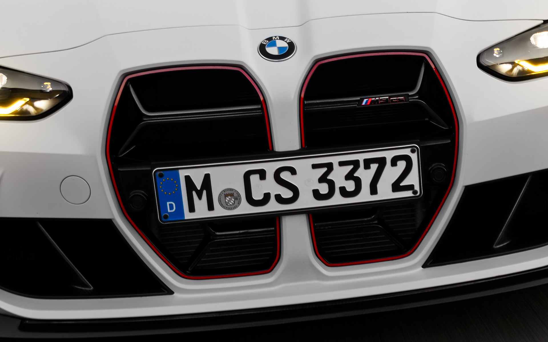 CS specifična bubrežasta rešetka u crnoj boji sa crvenom posebnom oznakom modela BMW M3 CS G80 BMW M3 CS G80 CS specifična bubrežasta rešetka u crnoj boji sa crvenom posebnom oznakom modela pogled sprijeda u vožnji