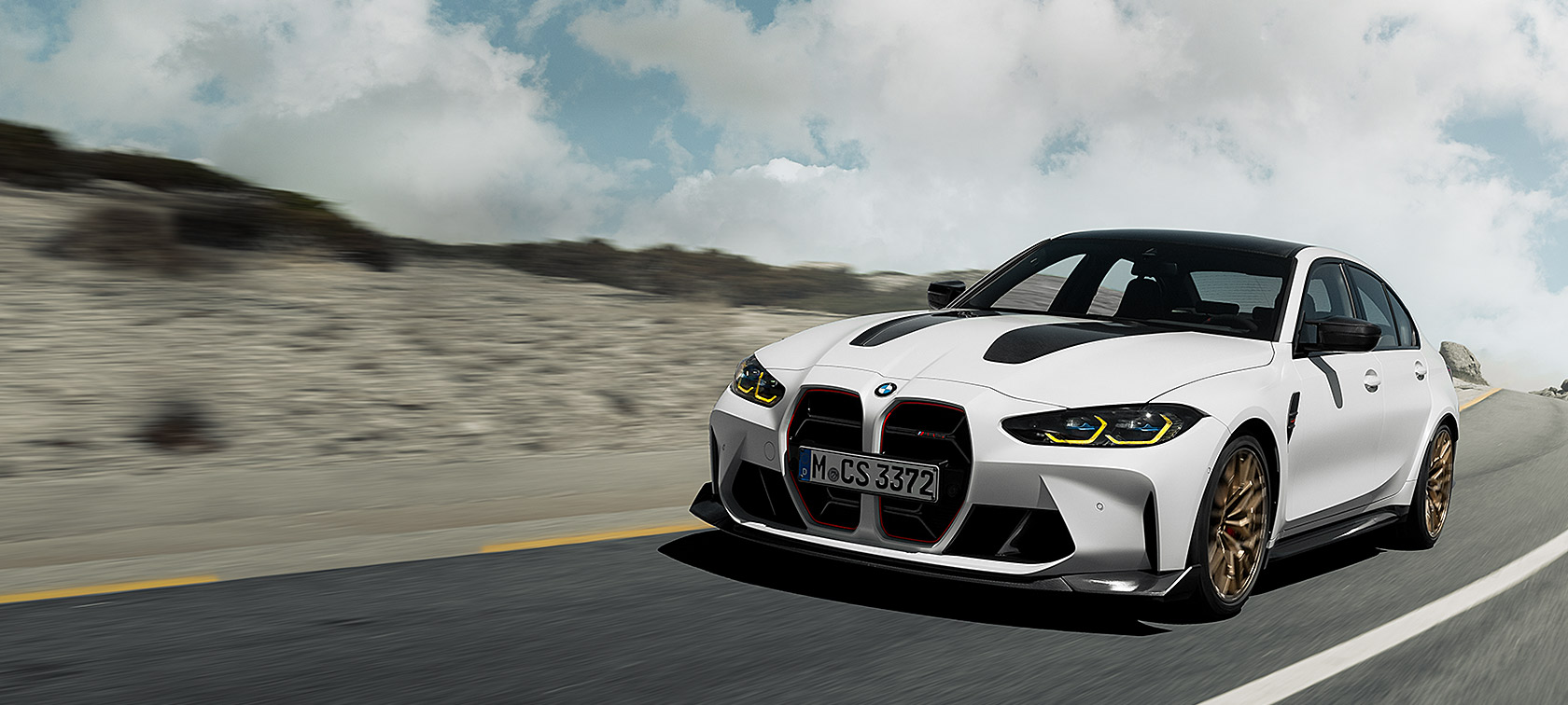 BMW M3 CS G80 tročetvrtinski prednji prikaz u vožnji na trkaćoj stazi