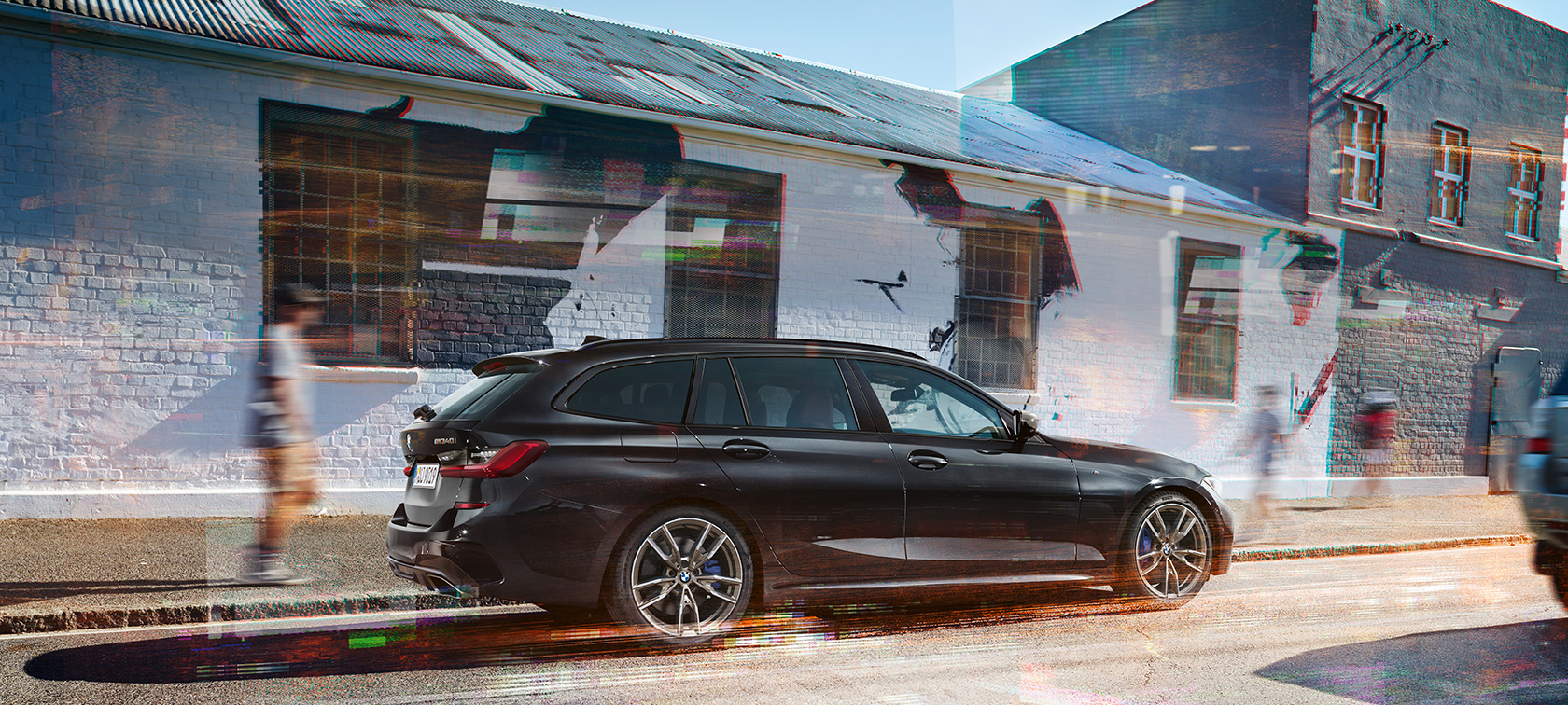 Bočni prikaz BMW-a M340i xDrive Touring Bočni prikaz BMW-a M340i xDrive Touring G21 Black Sapphire metalik boje na cesti