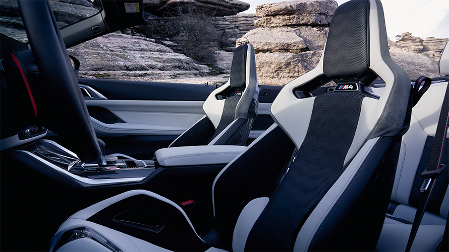 M Carbon školjkasta sjedala BMW M4 Competition Cabrio sa M xDrive G83 2021 unutrašnjost sa spuštenim mekanim krovom BMW M4 Competition Cabrio sa M xDrive G83 2021 M Carbon školjkasta sjedala unutrašnjost sa spuštenim mekanim krovom