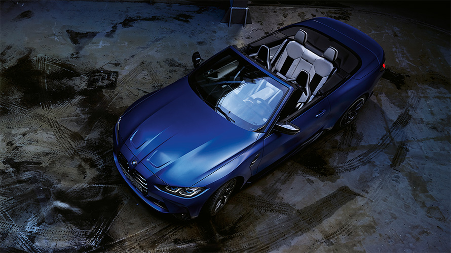 BMW M4 Competition Cabrio sa M xDrive G83 2021 BMW Individual Frozen Portimao Blue metalik pogled iz ptičje perspektive sa spuštenim mekanim krovom BMW M4 Competition Cabrio sa M xDrive G83 2021 BMW Individual Frozen Portimao Blue metalik pogled iz ptičje perspektive sa spuštenim mekanim krovom