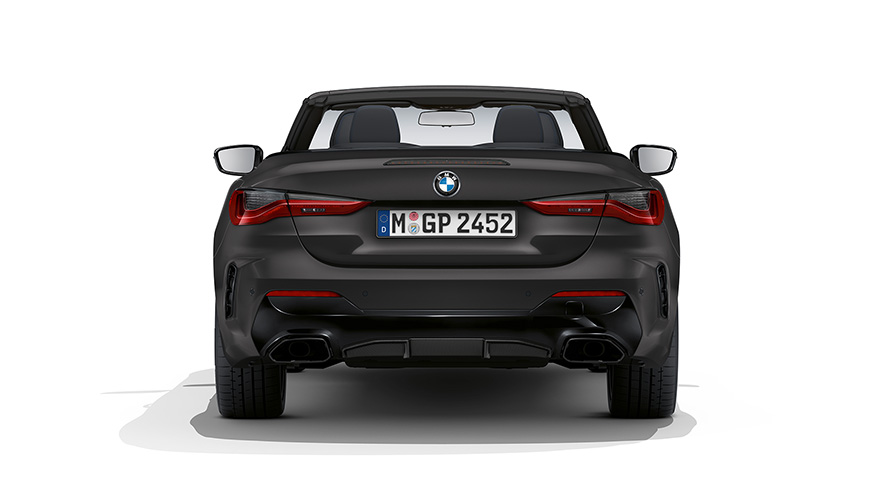 BMW M440i xDrive Cabrio G23 2020 BMW Individual Frozen Deep Grey metalik tročetvrtinski pogled straga sa spuštenim mekanim krovom