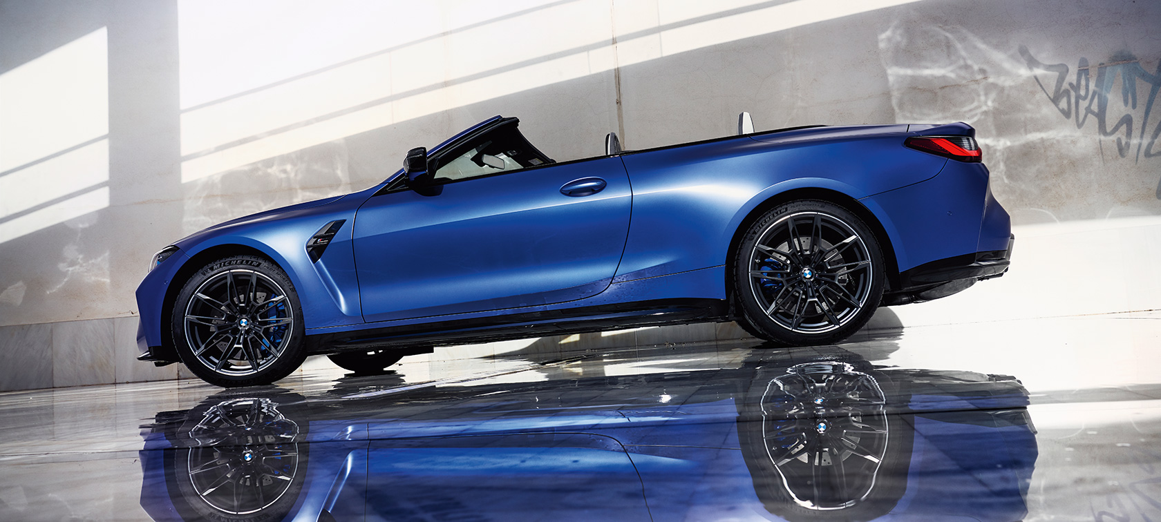 BMW M4 Competition Cabrio sa M xDrive G83 2021 pogled s boka u mirovanju BMW M4 Competition Cabrio sa M xDrive G83 2021 BMW Individual Frozen Portimao Blue metalik pogled s boka u mirovanju