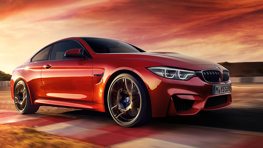 BMW M4 Coupe u vožnji. BMW M4 Coupe u vožnji.
