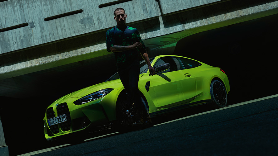 BMW M4 Coupé G82 2020 tročetvrtinski prednji prikaz s modelom BMW M4 Coupé G82 2020 M Performance Brooklyn Grey metalik tročetvrtinski prednji prikaz s modelom