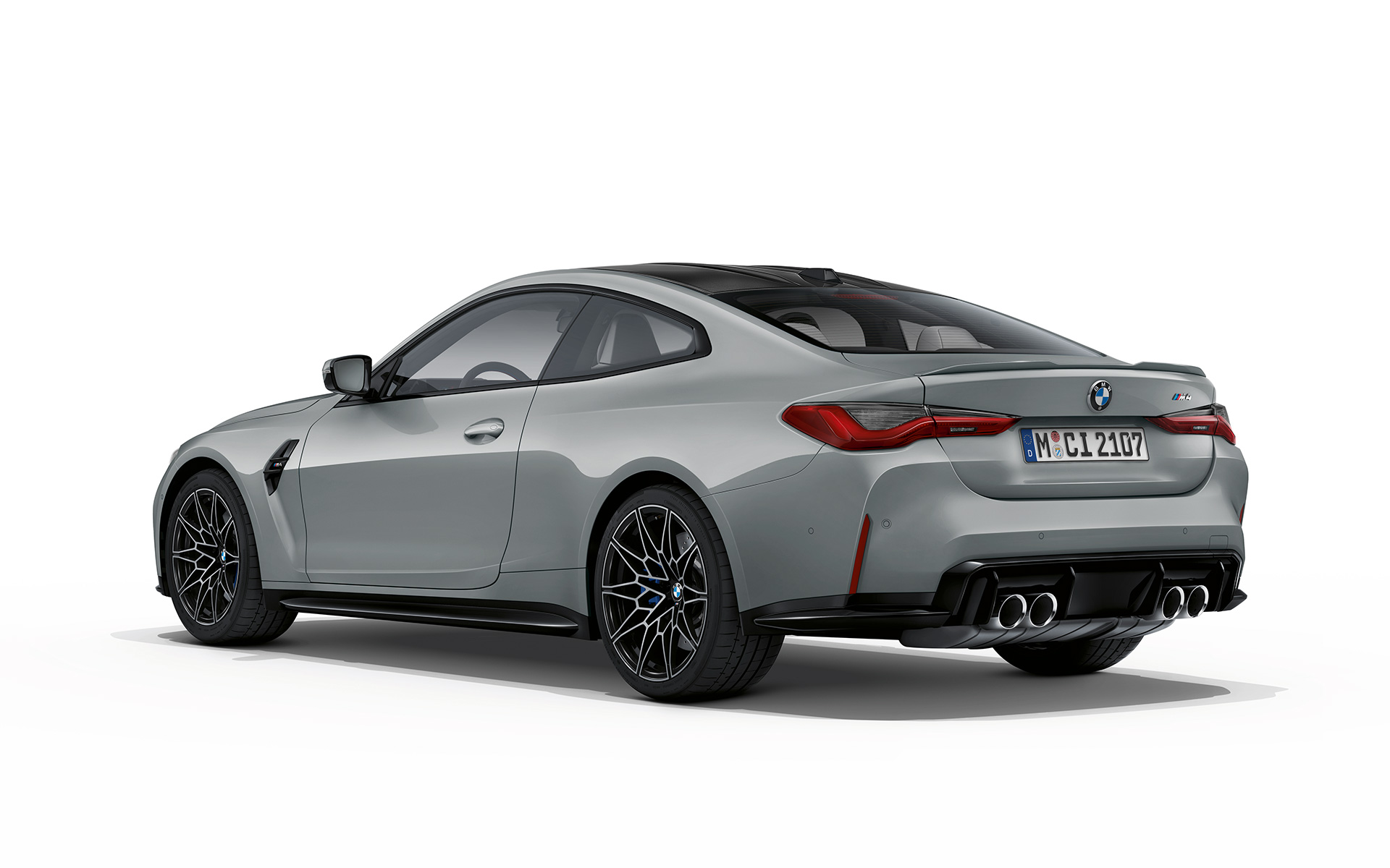 BMW M4 Coupé G82 2020 Brooklyn Grey metalik tročetvrtinski pogled straga