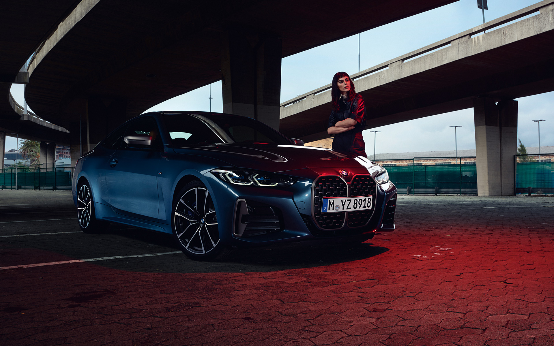 BMW M440i xDrive Coupé G22 2020 G82 2020 Arctic Race Blue metalik tročetvrtinski pogled sprijeda s modelom