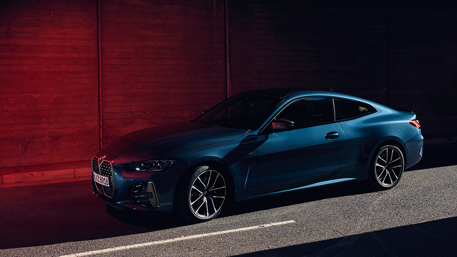 BMW M440i xDrive Coupé G22 2020 Arctic Race Blue metalik tročetvrtinski pogled sprijeda u pokretu